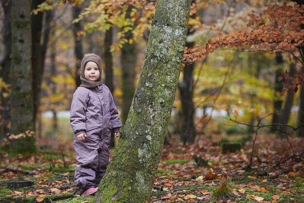 Photo beautiful child in the forest in denmark