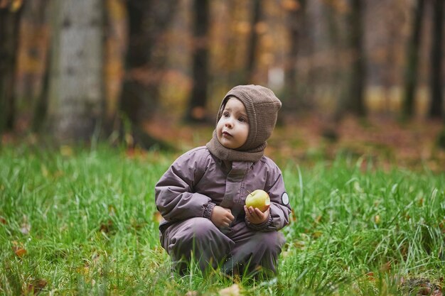 写真 デンマークの森の美しい子供