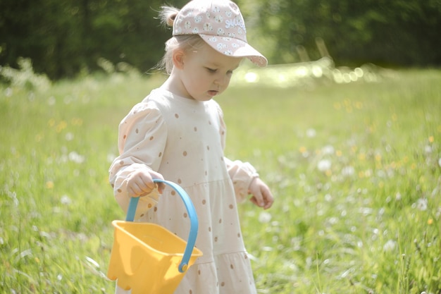 写真 夏の公園でタンポポの花を持つ美しい子供屋外で楽しんで幸せな子供