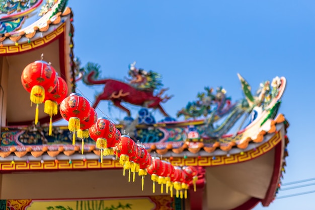 中国の神社、それに書かれた中国のアルファベットの祝福で中国の旧正月祭りの美しい中国の赤いランタンの装飾。