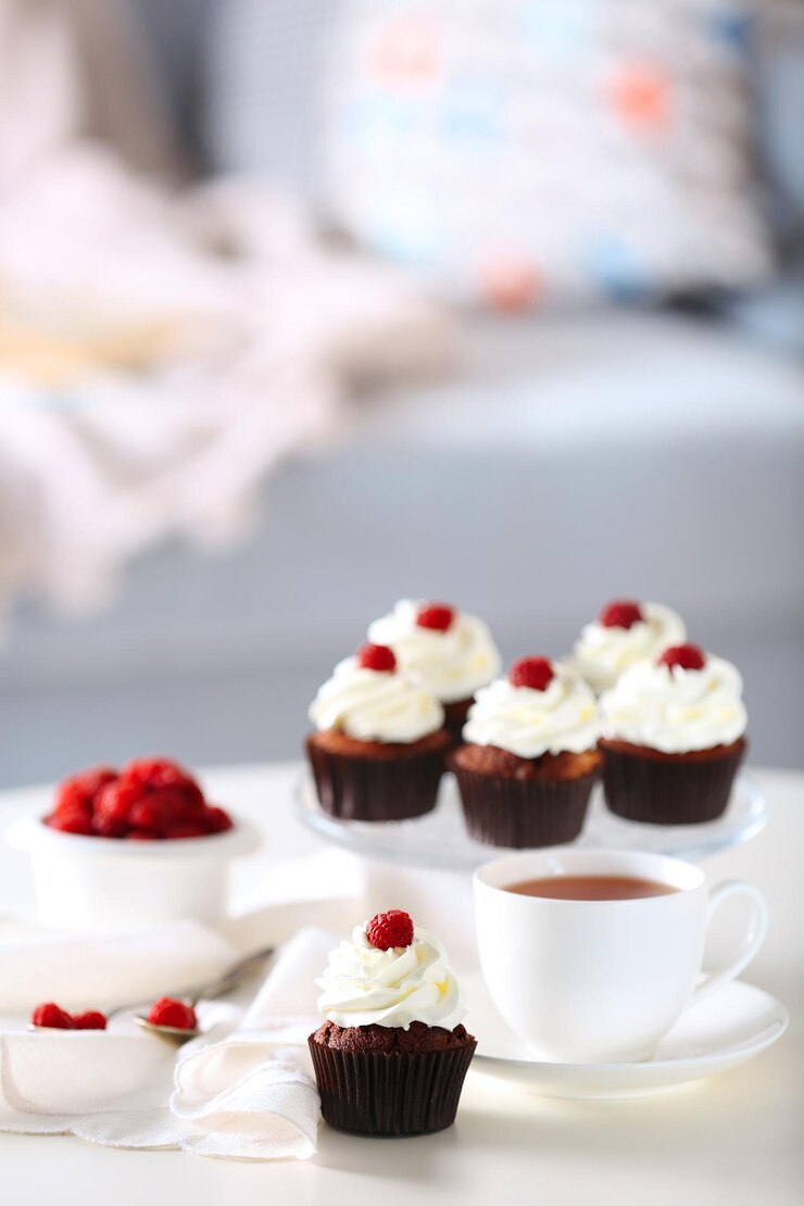 Photo テーブルの上の美しいチョコレート カップケーキとお茶