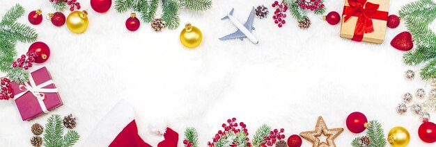 비행기 여행 컨셉의 선택적 초점이 있는 아름다운 크리스마스 배경