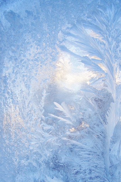 Красивый новогодний фон с синим морозным узором на стекле
