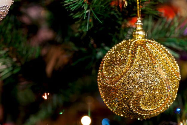 Foto bella palla di natale su un albero di natale