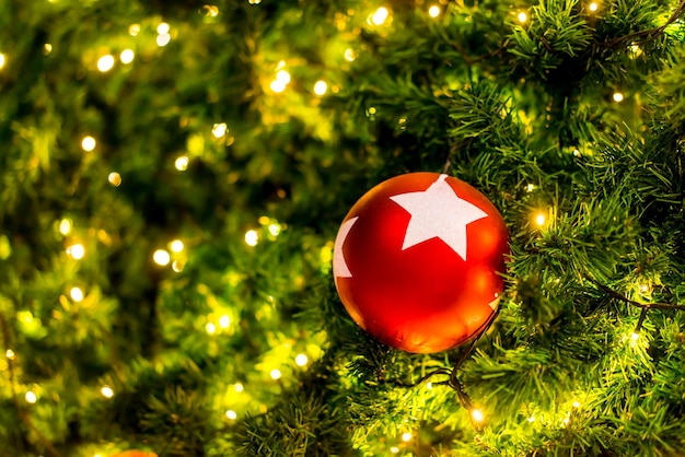 Photo beautiful christmas ball decor on tree and light up