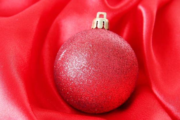 赤いサテンの布に美しいクリスマスボール