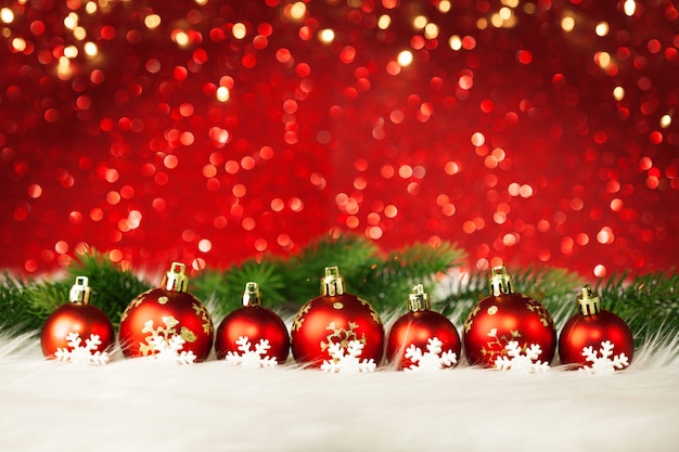 빨간색 표면에 아름 다운 크리스마스 공