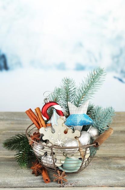 Bellissima composizione natalizia con noci d'argento, su tavola di legno