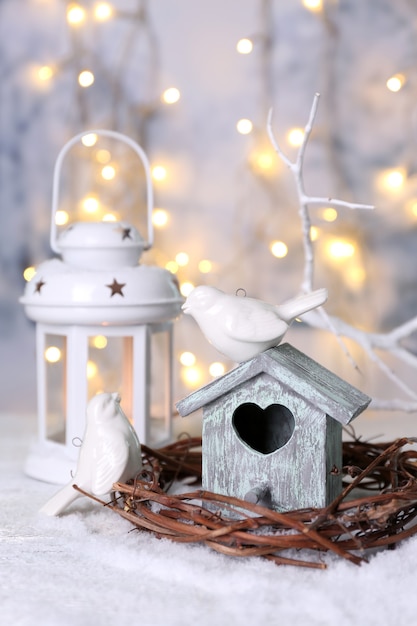Красивая новогодняя композиция с домиком для птиц