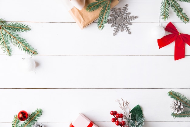 Bella composizione di natale su fondo bianco di legno