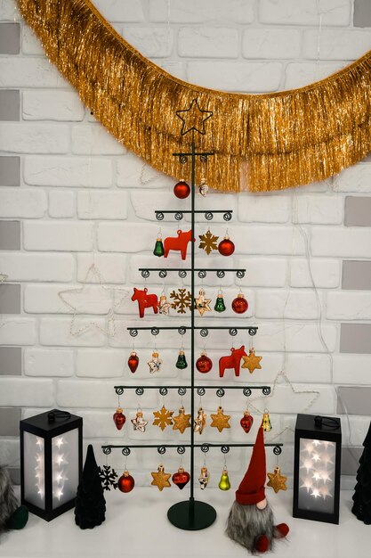 Photo beautiful christmas decor with christmas lights and toys on a concrete background