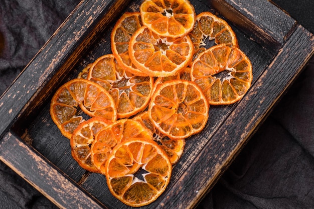 Photo beautiful christmas decoration consisting of an old wooden box with dried citrus fruits