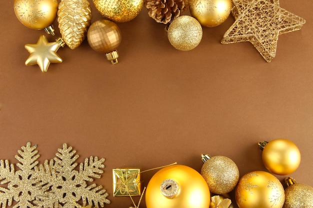 Красивые рождественские украшения на коричневом фоне