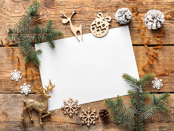 Photo beautiful christmas decorations with empty card on wooden space