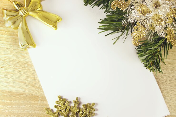 Photo beautiful christmas fur-tree decorated with new year's toy. letter to santa claus. christmas 2021 background.