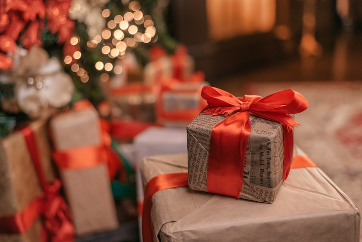 Photo beautiful christmas gift boxes on floor near fir tree in room space for text