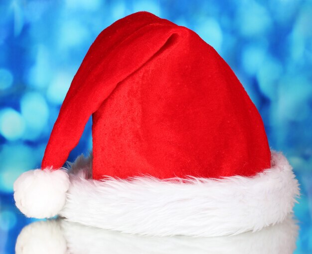 Foto bellissimo cappello di natale su sfondo blu