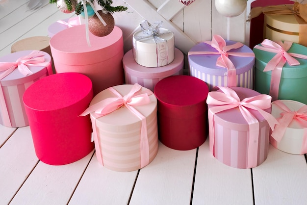 크리스마스 트리 아래 선물이 있는 아름다운 크리스마스 분홍색 음영 상자