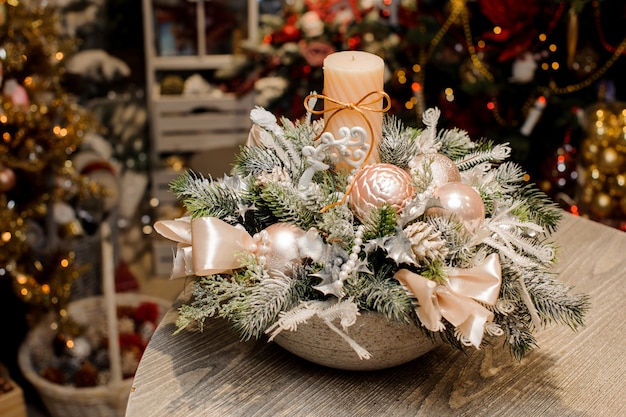 花瓶の美しいクリスマステーブルの装飾的組成物