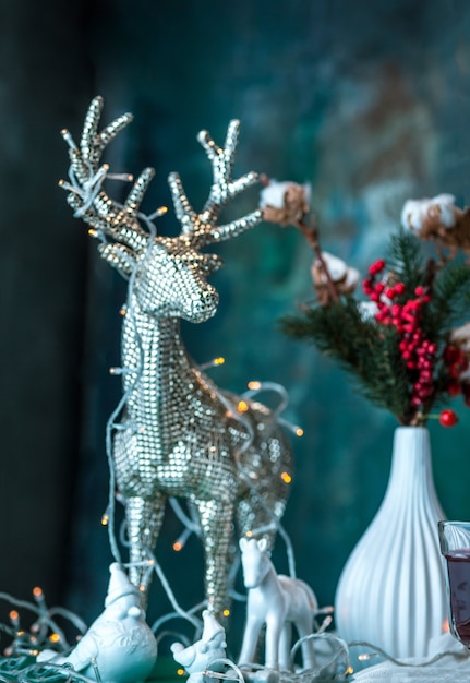 Фото Красивая рождественская сервировка стола с украшениями в винтажном стиле