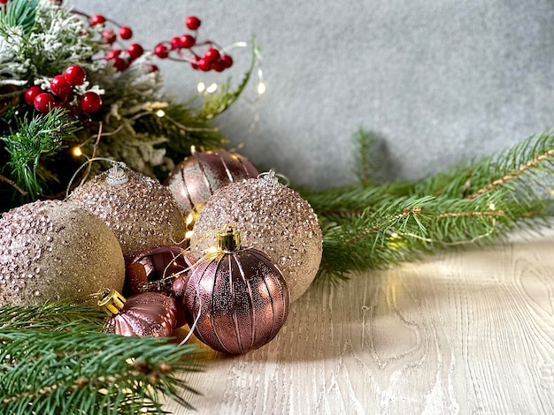 トウヒの枝と点滅するガーランド、水平写真の横にある美しいクリスマス ツリー ボール