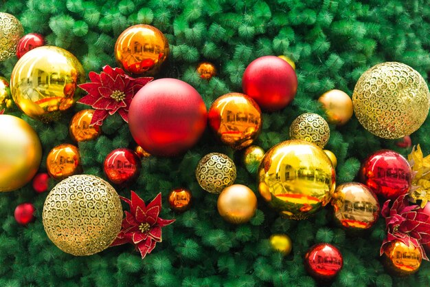 Фото Красивый декор рождественской елки крупным планом