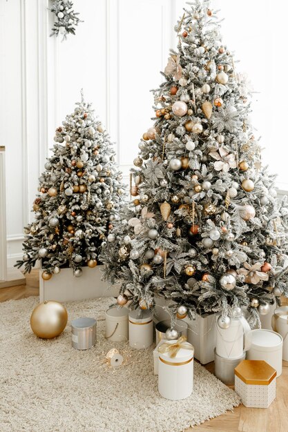 장식된 밝은 거실에 있는 아름다운 크리스마스 트리
