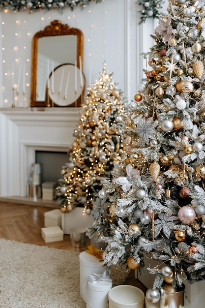 Красивая новогодняя елка в ярко оформленной гостиной