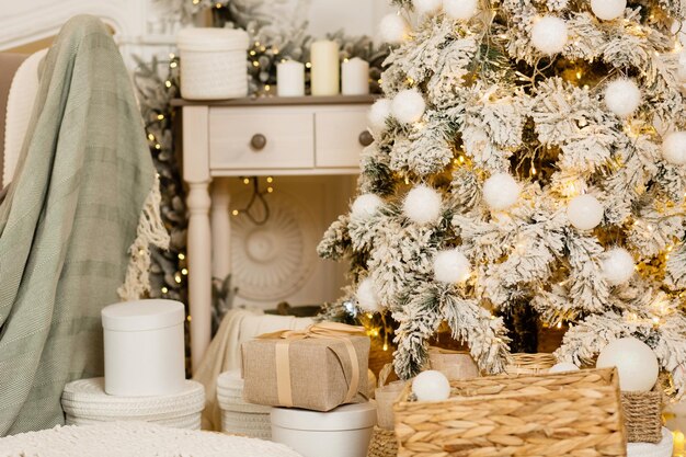 Photo beautiful christmas tree in decorated living room festive interior