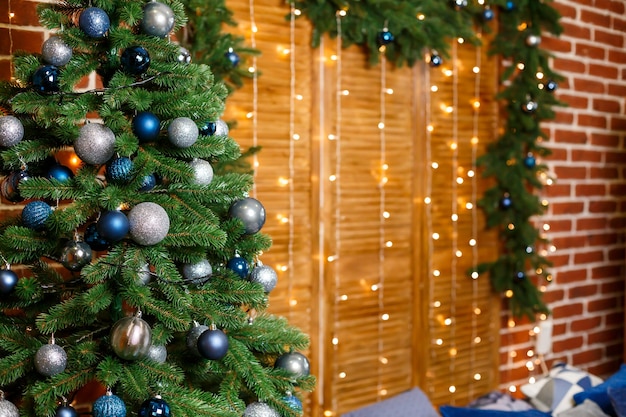 Bellissimo albero di natale decorato con giocattoli blu e argento. capodanno è presto. decorazioni per il giorno di natale