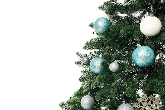 Bellissimo albero di natale isolato su sfondo bianco