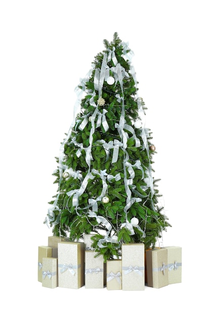 Красивая новогодняя елка с подарками на белом фоне