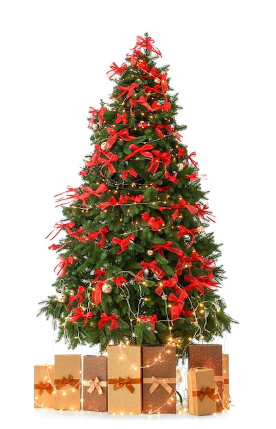 白い背景の上の贈り物と美しいクリスマスツリー