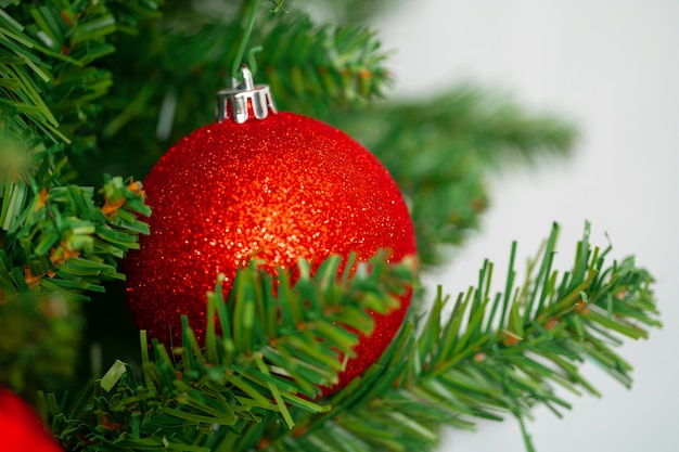 Красивая новогодняя елка с красными шарами крупным планом