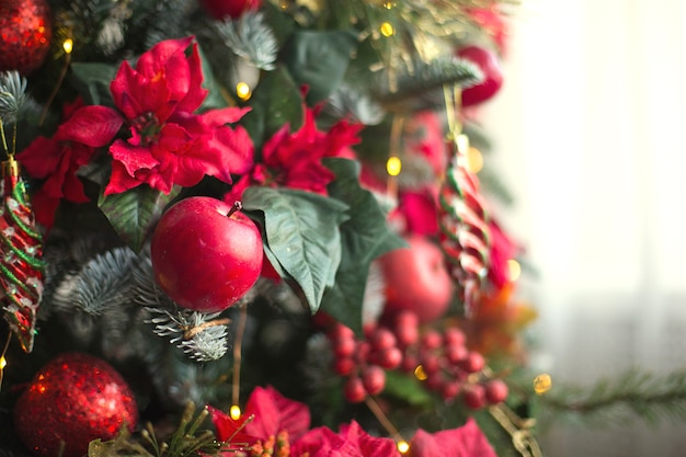 光沢のある装飾が施された美しいクリスマスツリー