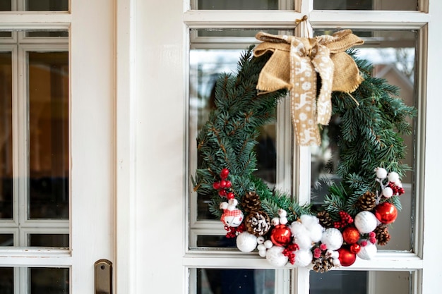 Красивый рождественский венок на белой двери праздники
