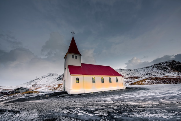 Foto bella chiesa a vik, islanda