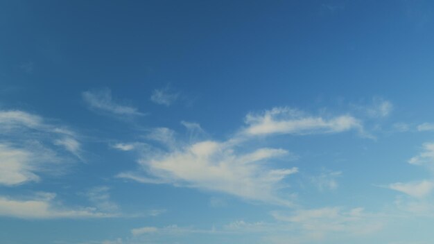 Photo beautiful cirrus cloud formations in a deep blue sky soft cirrus couds on blue sky