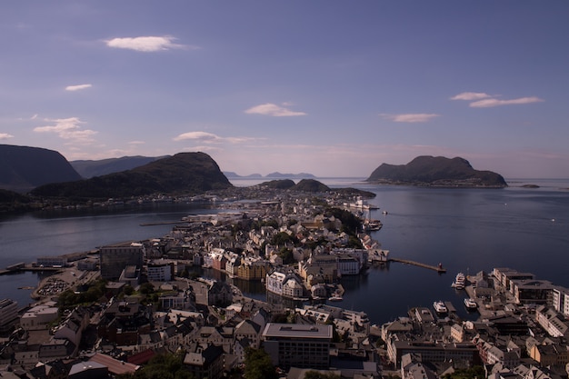 Bellissima città di ålesund e il suo fiordo nella contea di møre og romsdal, norvegia. fa parte del tradizionale distretto di sunnmøre e il centro della regione di ålesund.