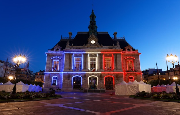 夜の美しい LevalloisPerret 市庁舎 フランス