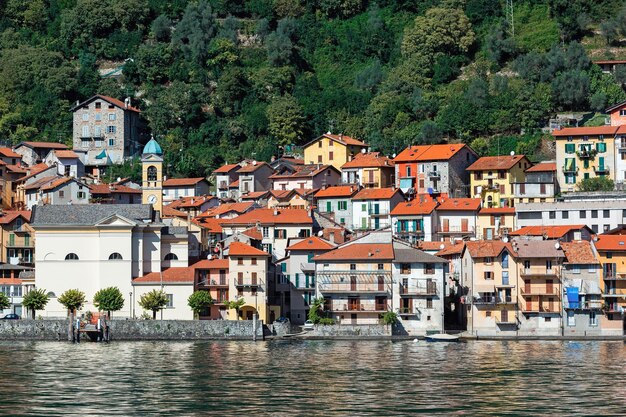 イタリアのコモ湖の美しい街の風景