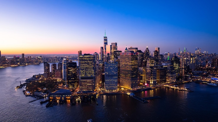Photo beautiful city view with multiple lights on new york panorama from drone photo above the east river aerial view