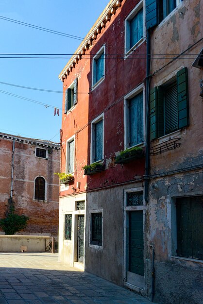 Красивый городской пейзаж архитектуры и вида на улицу из Венеции, Италия