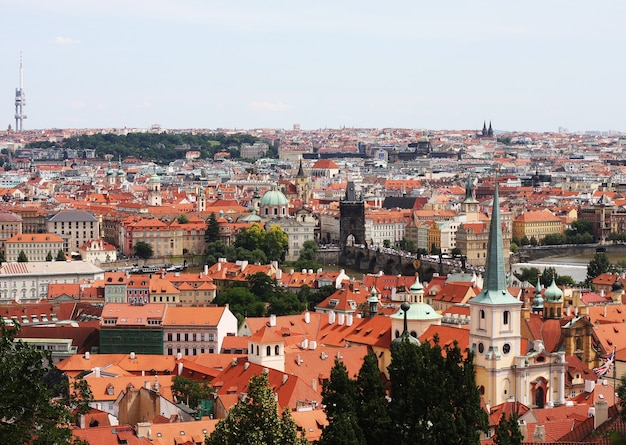 Bellissimo paesaggio urbano di praga, giorno d'estate