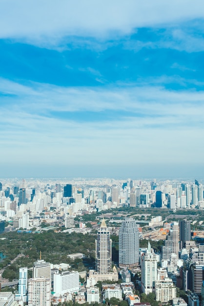 Bellissimo paesaggio urbano con architettura e costruzione a bangkok