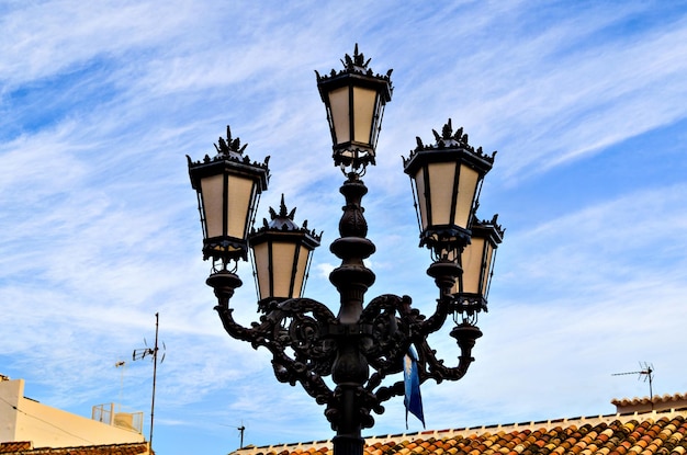 Красивый классический богато украшенный фонарный столб улиц Михас, Малага.