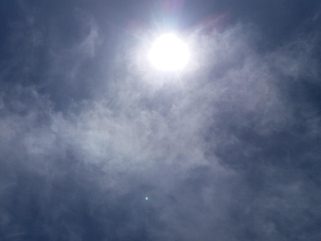 美しい澄んだ晴れた空と陸地の空撮