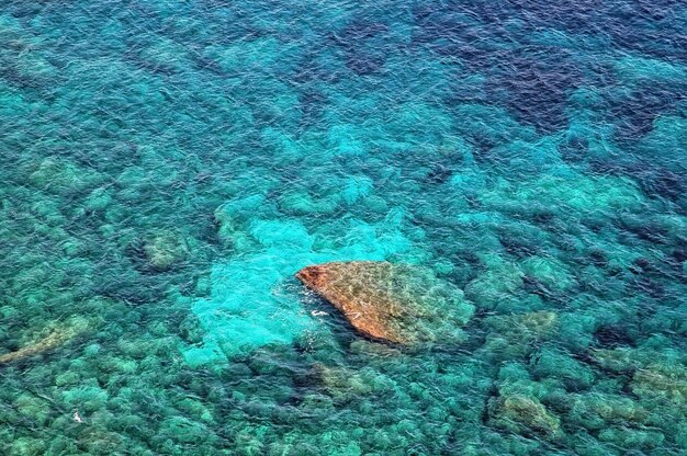 透き通ったターコイズブルーの海が美しい