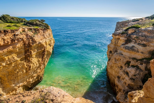 Algarve Portugal의 Cao Raivoso라는 아름다운 절벽과 해변