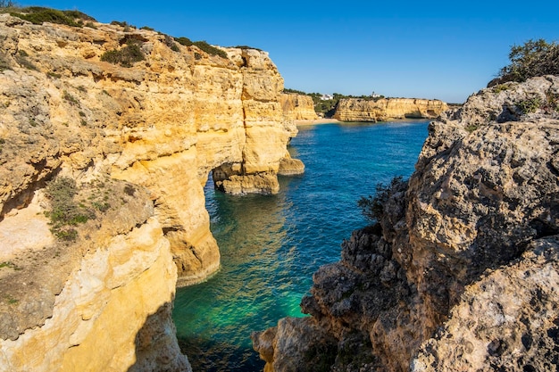 Algarve Portugal의 Marinha 해변의 아름다운 절벽과 암석